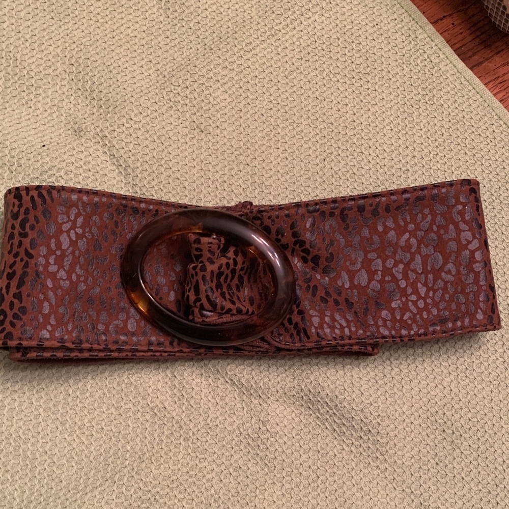 Stylish drk brn/blk 3” leather belt. Tortoise buckle
Faux suede lining, 36” l XC
